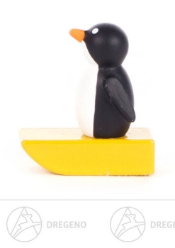 Pinguin auf gelbem Schlitten