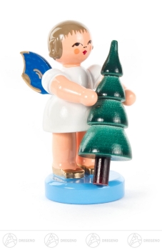 Engel mit blauen Flügeln und Weihnachtsbaum stehend