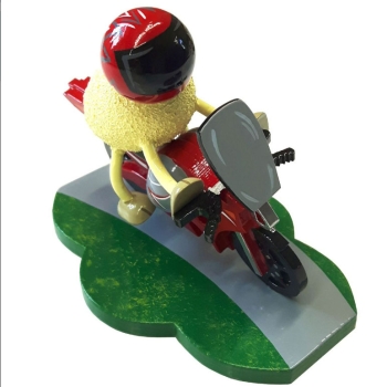 Schaf "Racy" mit rotem Motorrad