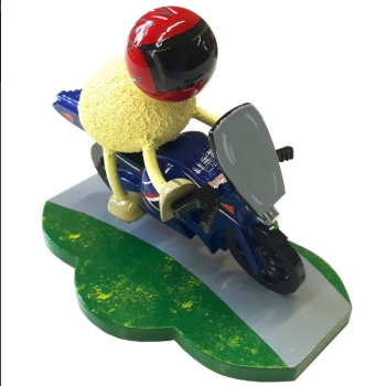 Schaf "Racy" mit blauem Motorrad