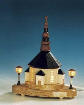 Lichtersockel mit Laternen an Seiffener Kirche