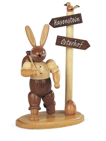 Hase Wanderer am Wegweiser natur 14 cm