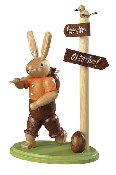 Hase Wanderer am Wegweiser bunt 14 cm