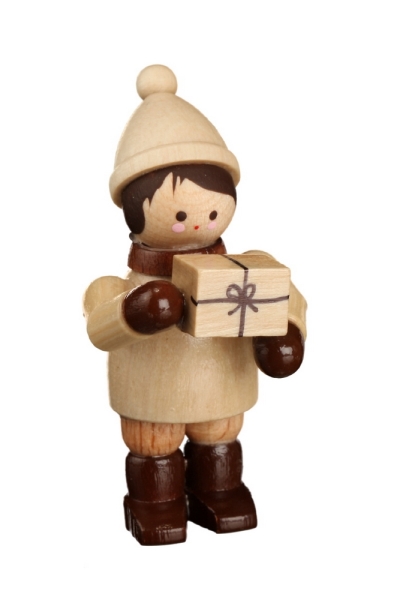 Winterkind mit Geschenk mini